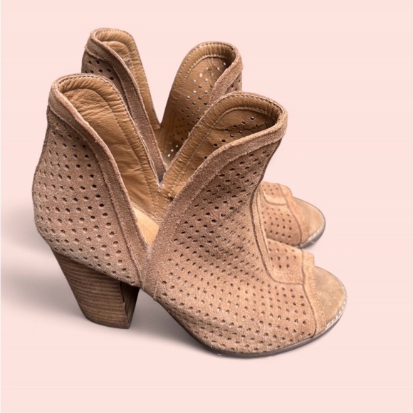 Women’s LUCKY BRAND Larise Taupe Suede Leather Ankle Booties Laser Cut US 5.5 - Picture 3 of 9